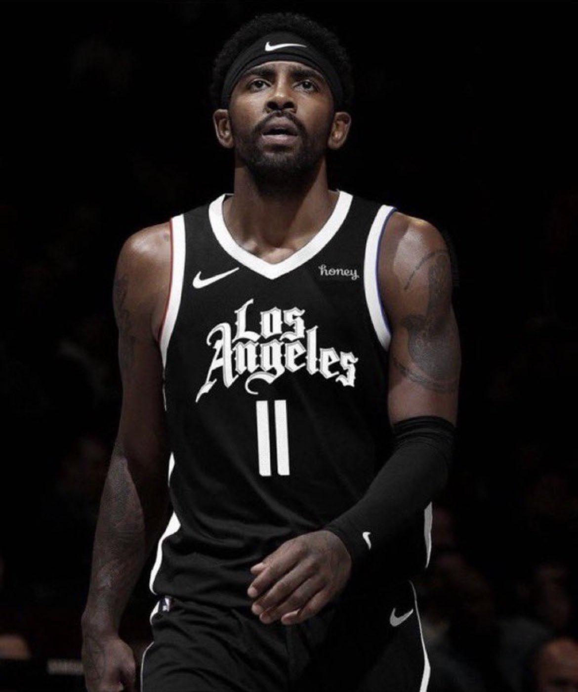 全场高喊他名字！王俊凯聚星名人赛中场秀完整版 用音乐诠释篮球（全场为他沸腾！王俊凯聚星名人赛中场秀完整版，以音乐致敬篮球）