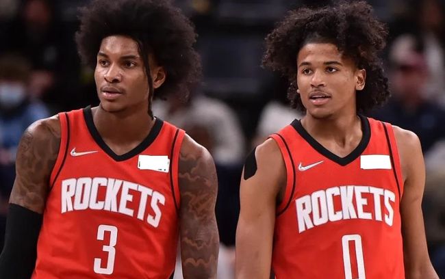 多特4-0十人黄潜，吉拉西双响，阿德耶米、斯文松建功，法比奥-席尔瓦失点（十人黄潜遭多特4-0横扫：吉拉西梅开二度，阿德耶米、斯文松破门，法比奥-席尔瓦点球失手）