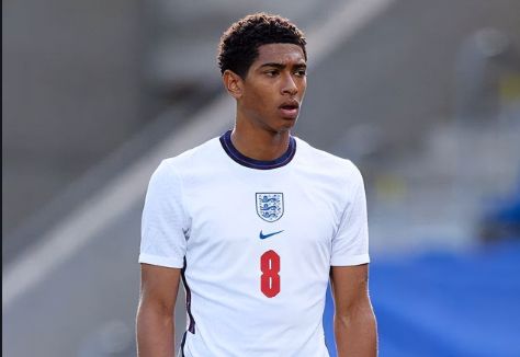 大卫·詹姆斯半场表现抢眼，数据全面开花（大卫·詹姆斯半场高光，数据多点开花）