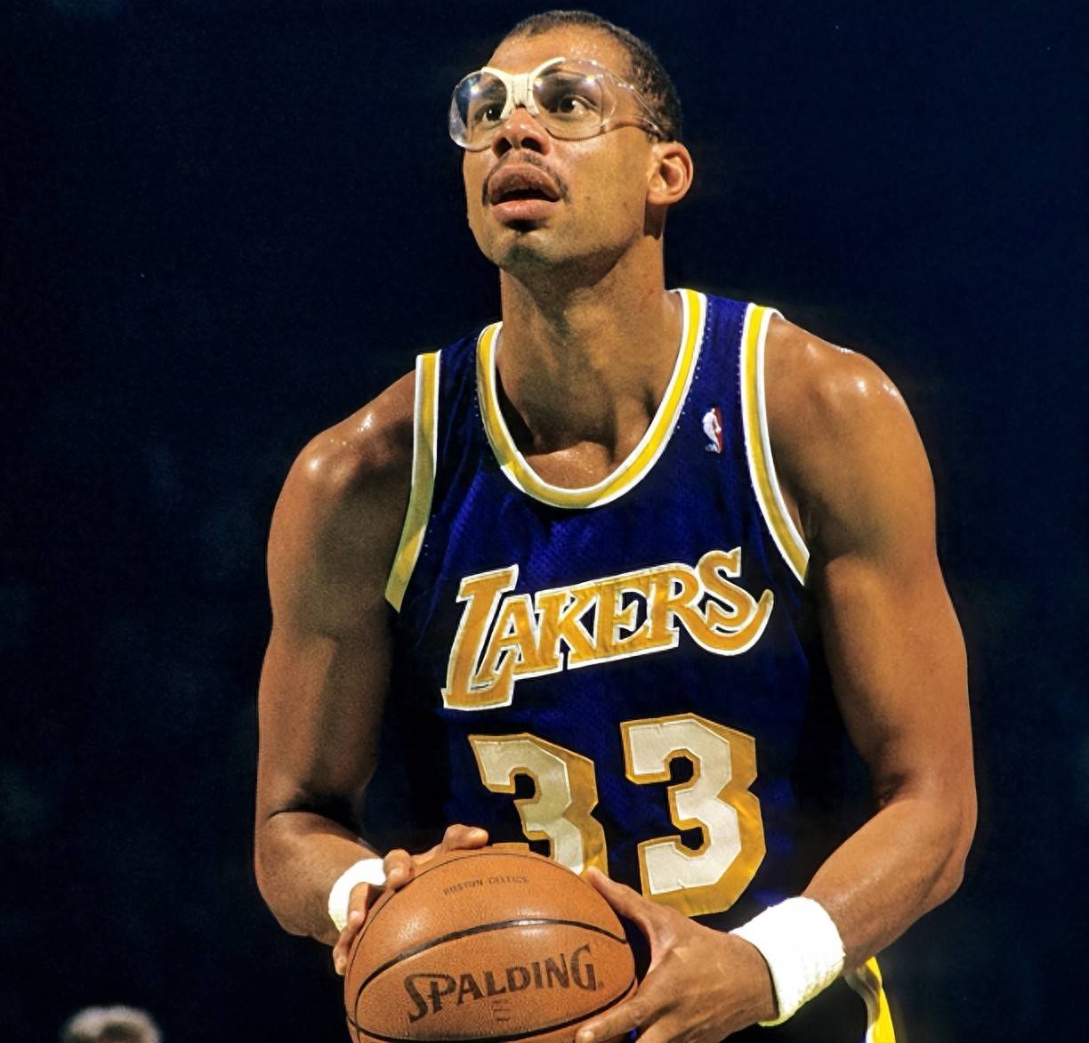 冲击力十足！弗拉格单打巴特勒 挤压防守抛投打中（炸裂冲击！弗拉格单挑巴特勒 顶防抛投命中）