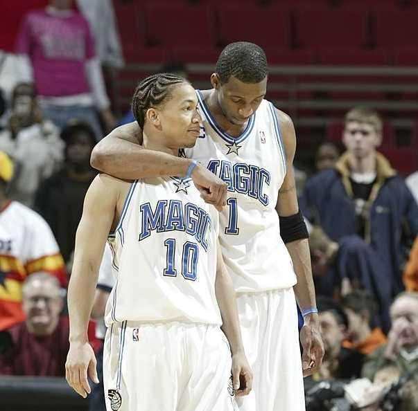 篮球场上的瞬间辉煌——付豪底线持球强攻，勾手压哨命中（赛场高光一刻：付豪底线强突勾手压哨命中）