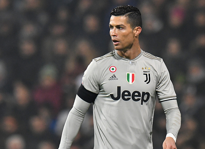 球迷说把自己的膝盖借给内马尔，内马尔调侃：那我得要俩（球迷称愿把膝盖借内马尔，内马尔打趣：那我得要两只）