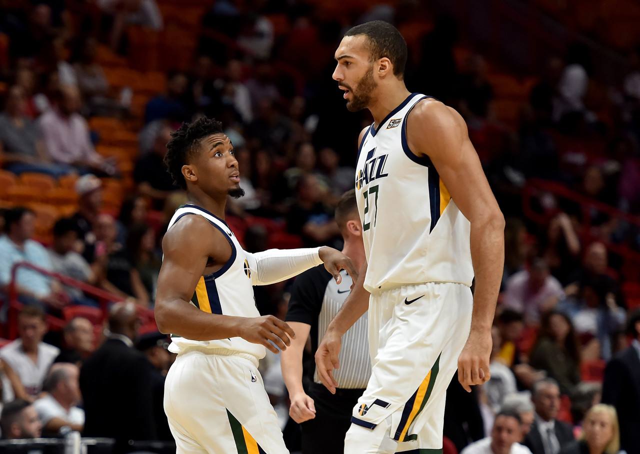 刘伟国：捧起中甲冠军奖杯很激动，明年力争在中超站稳脚跟（刘伟国：中甲夺冠激动不已，明年争在中超立足）